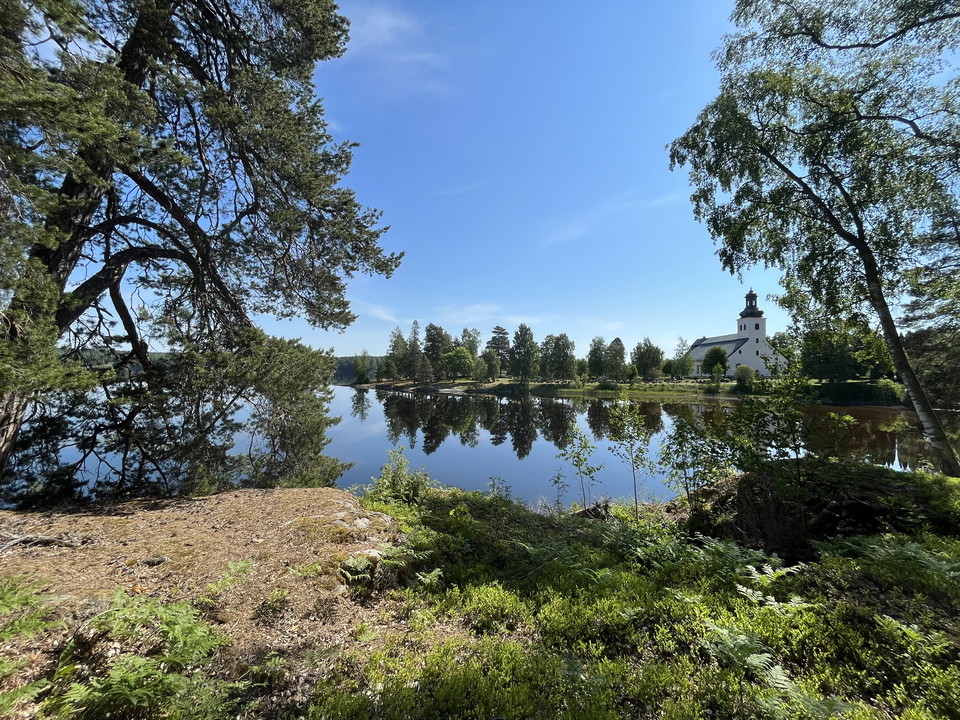 Vy mot Söderbärke kyrka