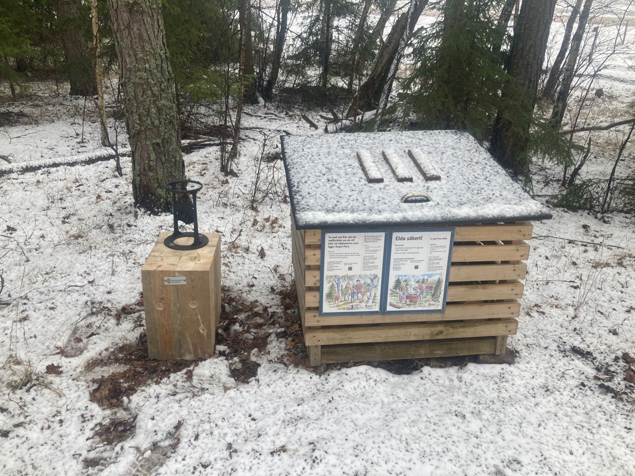 Vedförråd och huggkubbe
