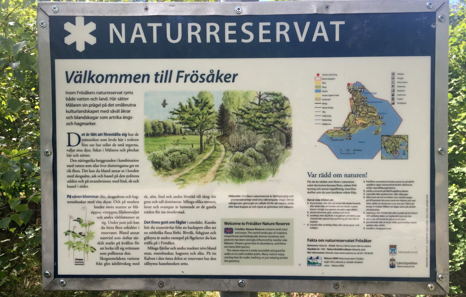 Informationstavla över naturreservatet.