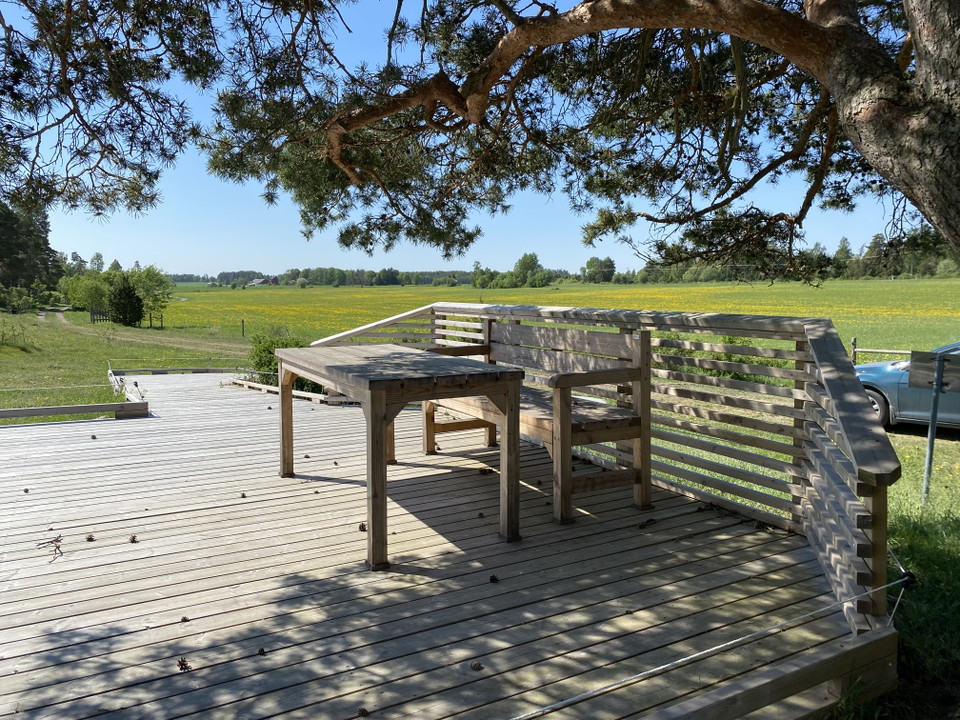 Rastplats i trä med bord och soffa