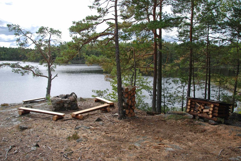 Rastplats intill sjön Stora Envättern.