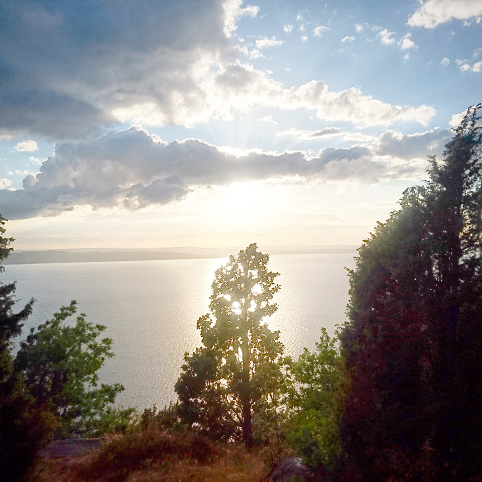 Magiskt solsken över Vättern