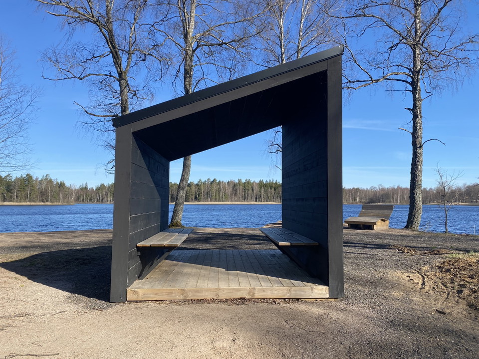 Vindskydd med en sjö i bakgrunden