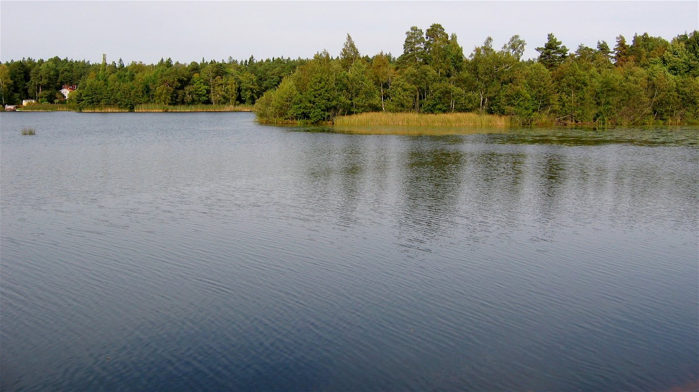 Vy över Kottlasjön från badklipporna. Foto Lidingö stad