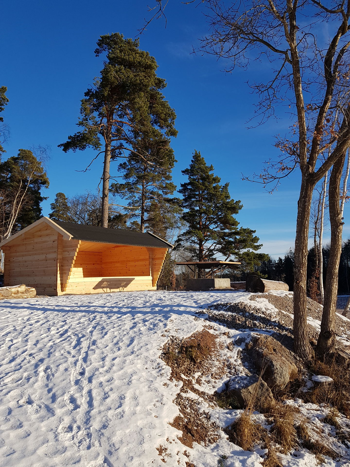 Från besöks parkeringen finns en tillgänglighetsanpassad väg fram till grillplatsen.