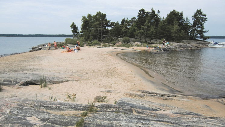 Båtar och badande besökare på Tunnöarna.
