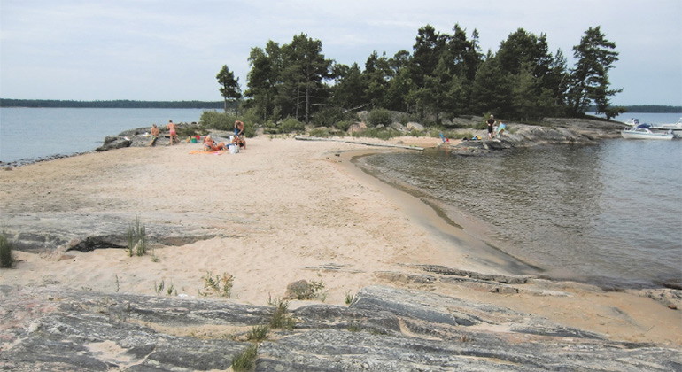 Båtar och badande besökare på Tunnöarna.