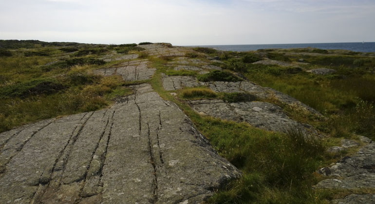 stora stenar på marken