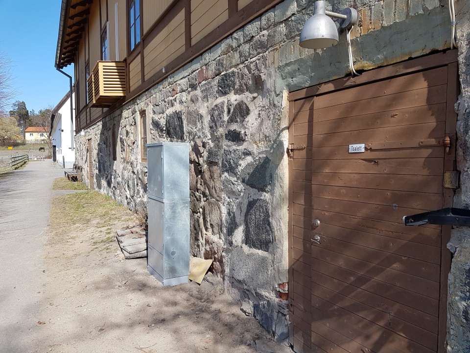 Toalett i "Mejeriet" på Elfviks Gård. Foto Lidingö stad.