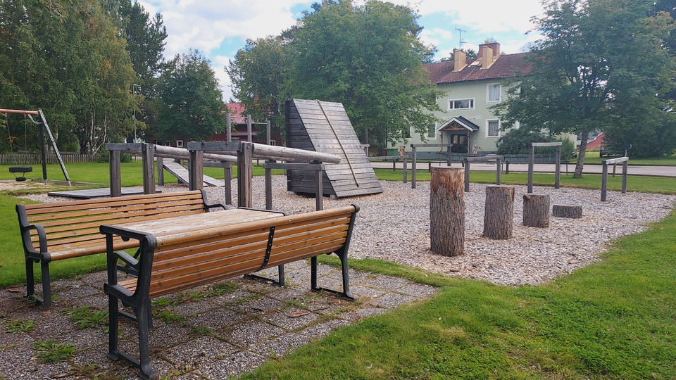 Bänkbord och utegym finns intill