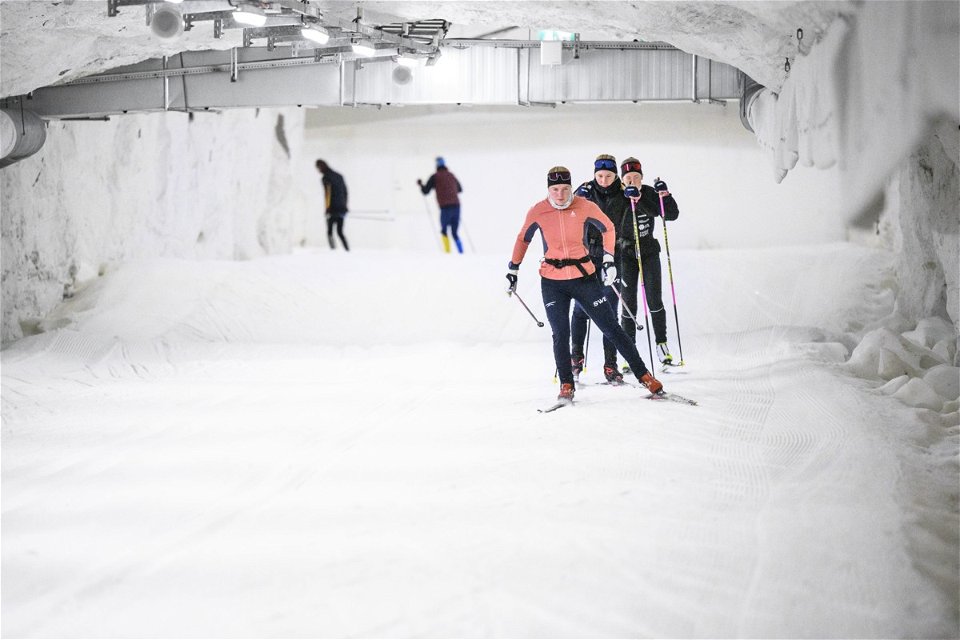 Ski tunnel