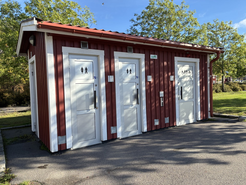 Servicehus vid centrumparkeringen.