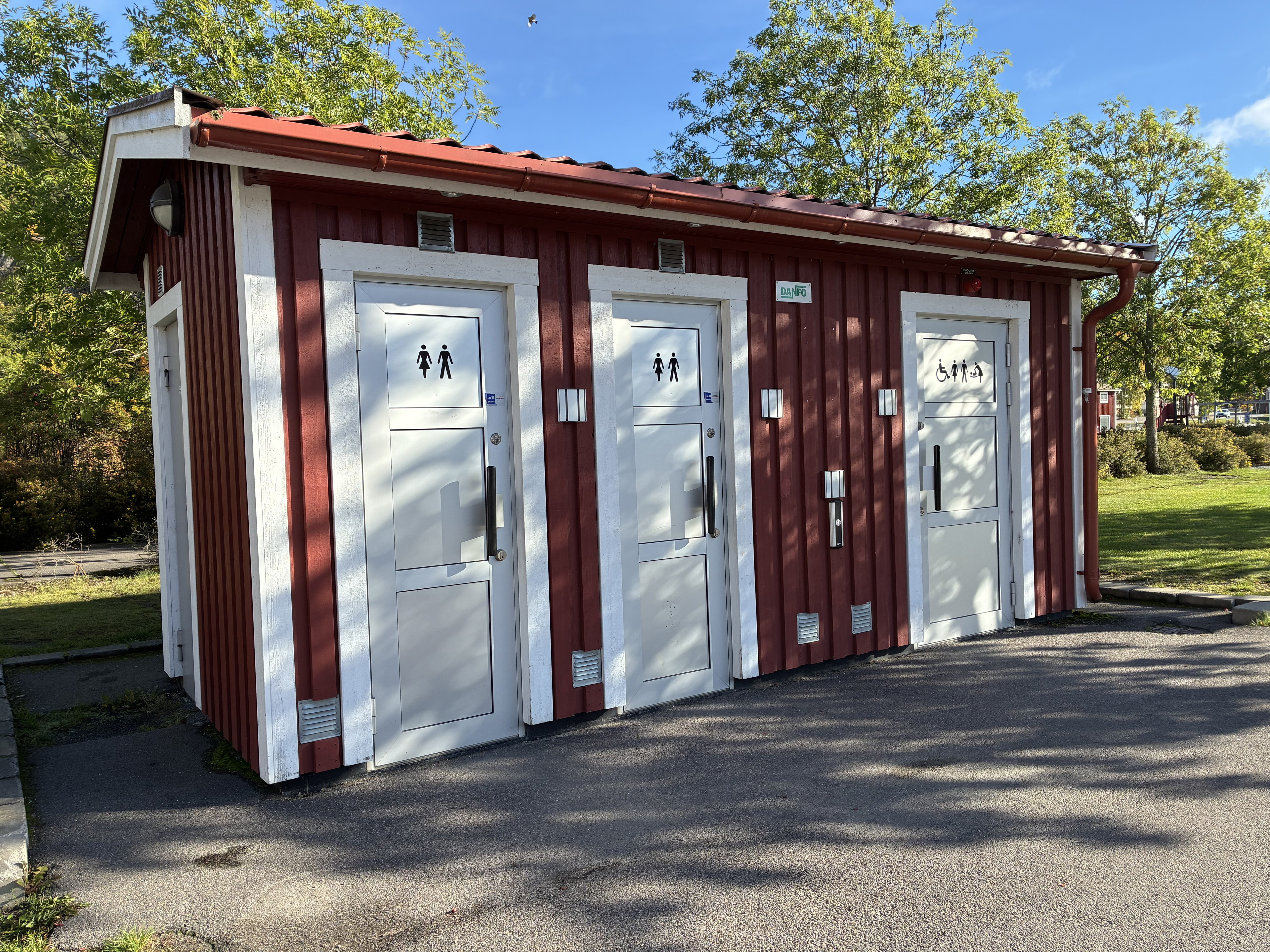 Servicehus vid centrumparkeringen.