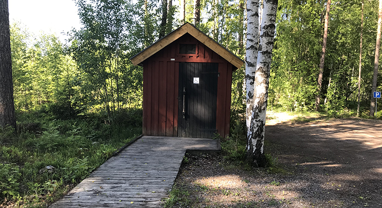 Vid norra parkeringen finns ett tillgänglighetsanpassat dass.