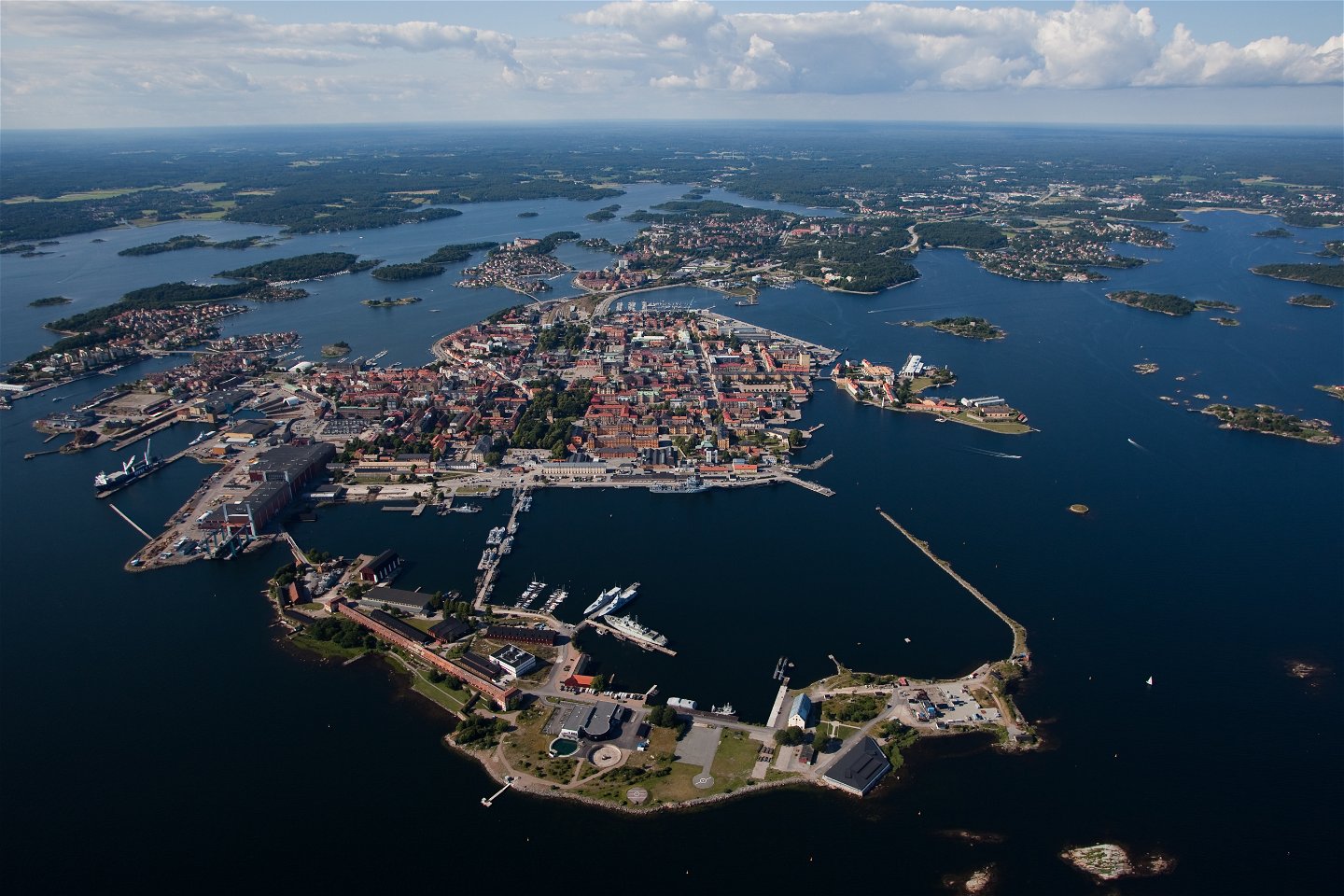 Flygfoto över staden Karlskrona och ön Trossö
