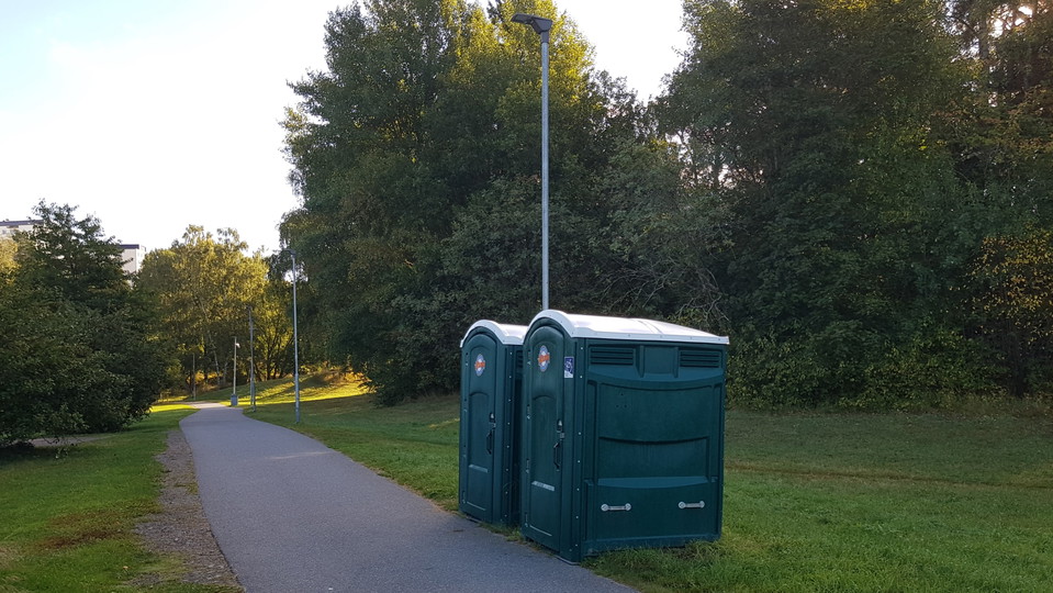 Utomhustoaletter vid Äventyrsparken. Foto Lidingö stad