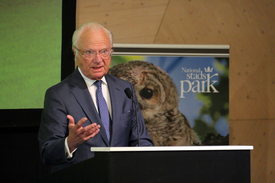 H.M. Konungen talar på symposium