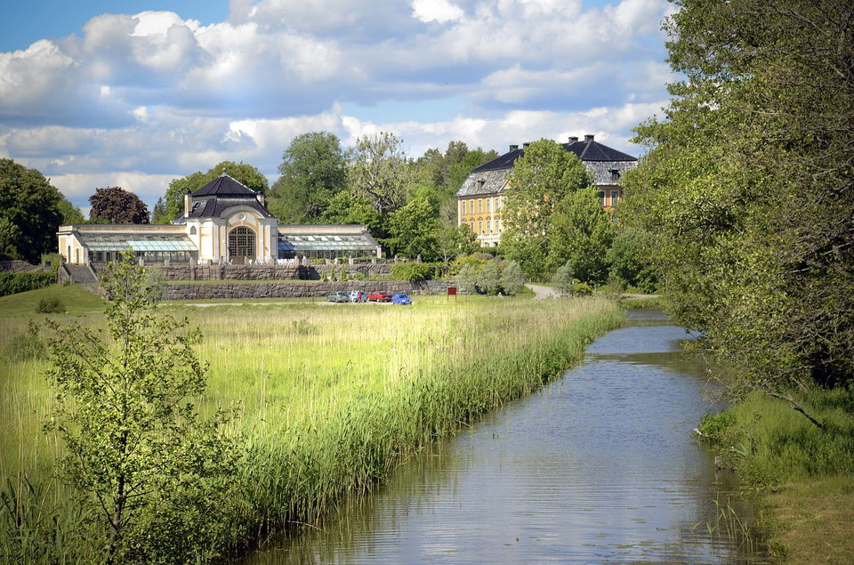 Vybild mot ett orangeri och gult slott. 
