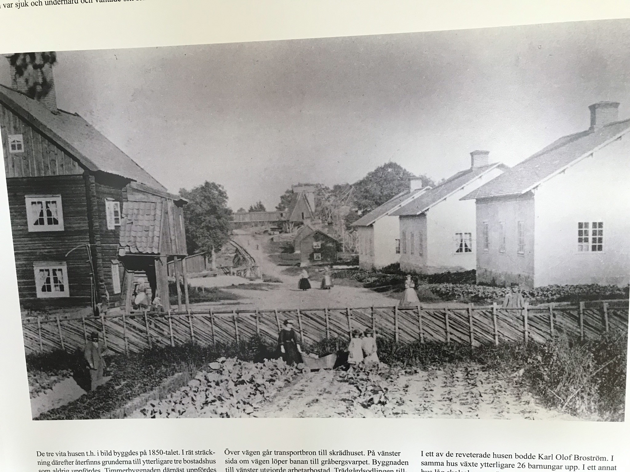 Fotografi över gruvgatan i Mormorsgruvan med omgivande byggnader