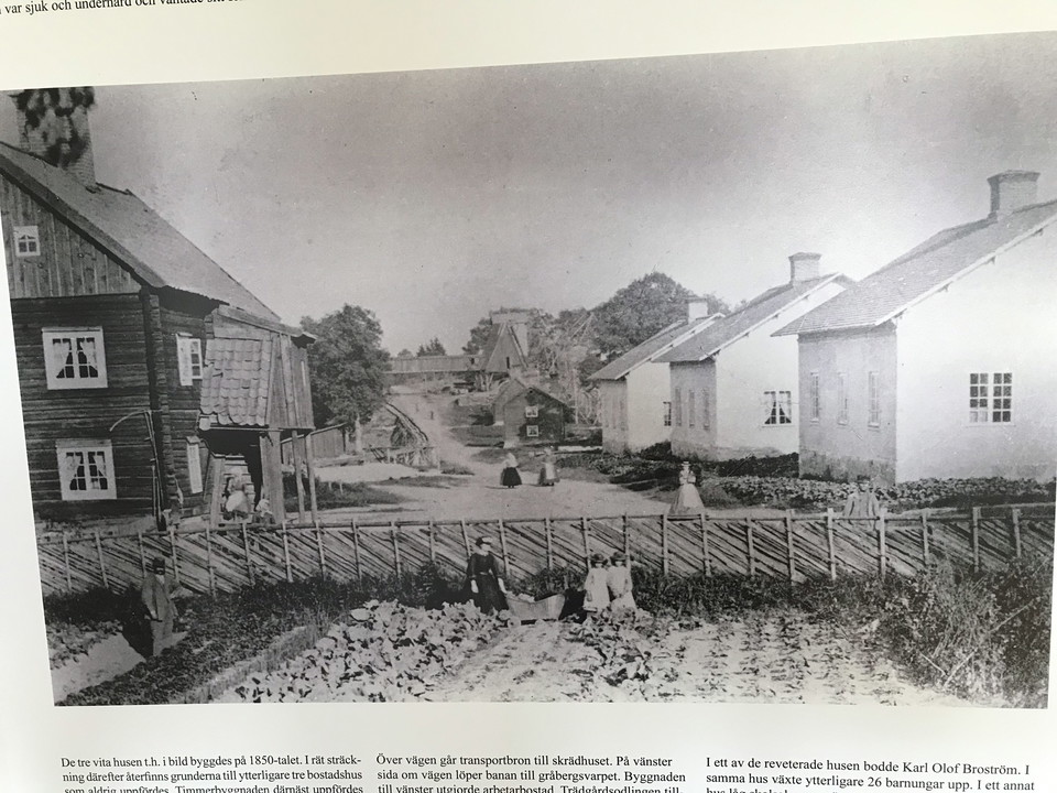 Fotografi över gruvgatan i Mormorsgruvan med omgivande byggnader