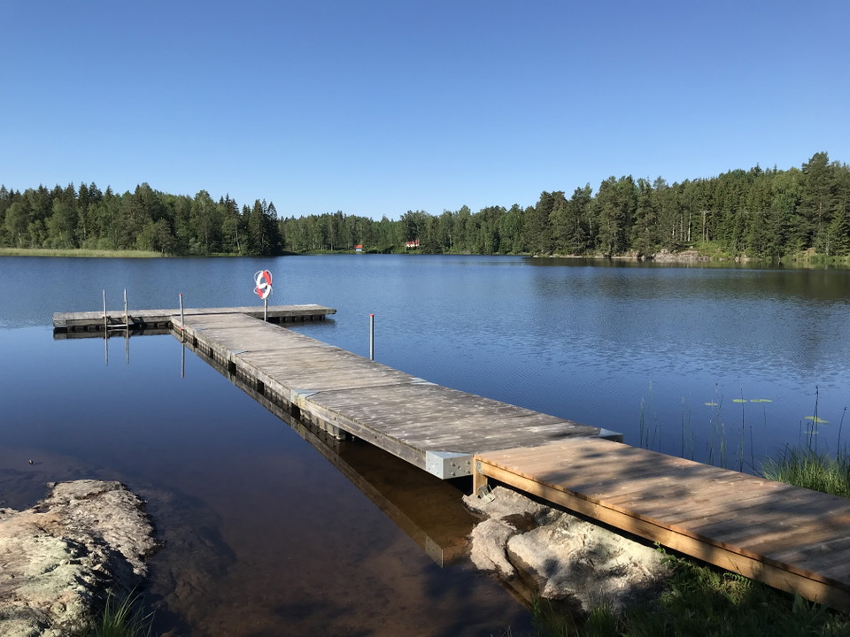 Brygga vid badplatsen i Kårberg