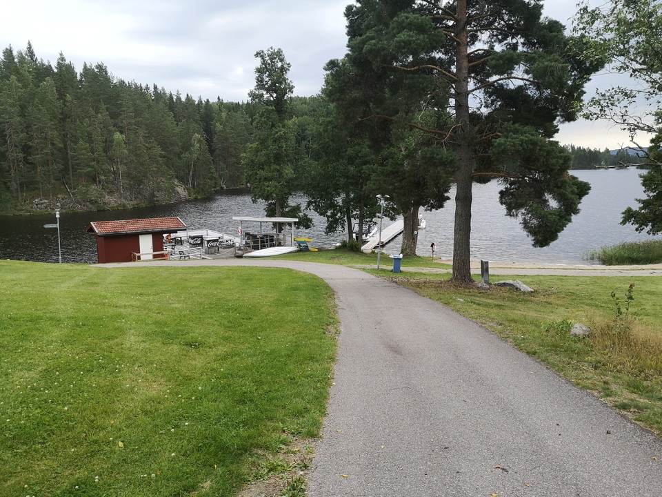 Vy mot brygga & sandstrand