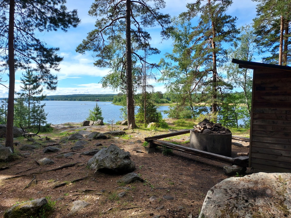 Sydudden erbjuder en vacker rastplats! Det går över att övernatta i vindskyddet.