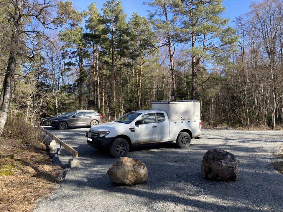 Besöksparkering med plats för 8 bilar