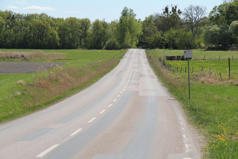 Busshållplats efter landsväg.