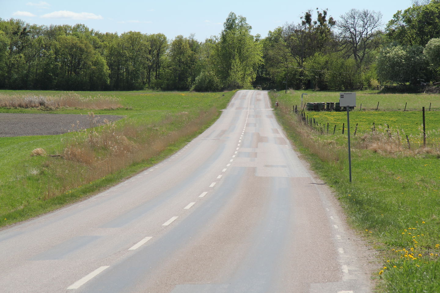 Busshållplats efter landsväg.