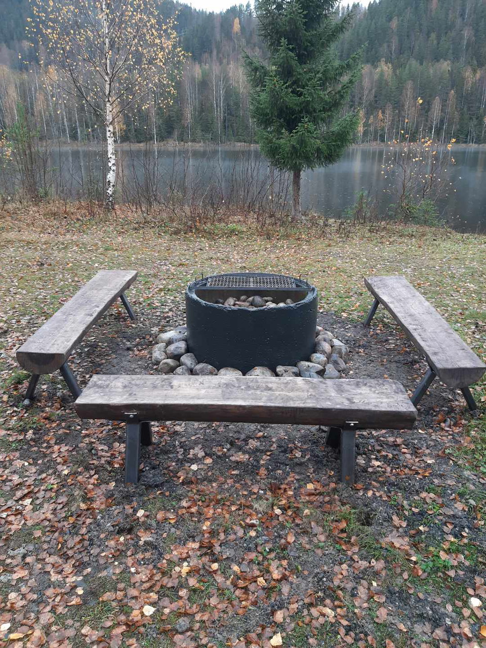 Grillplats med sittbänkar vid Långliden