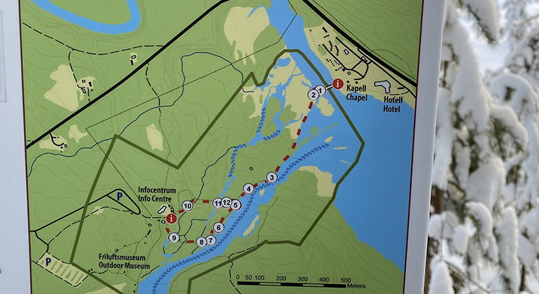 En karta som visar hur naturstigen går och var det finns information. 
