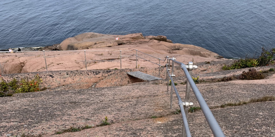 Säkerhetsräcke längs klippor