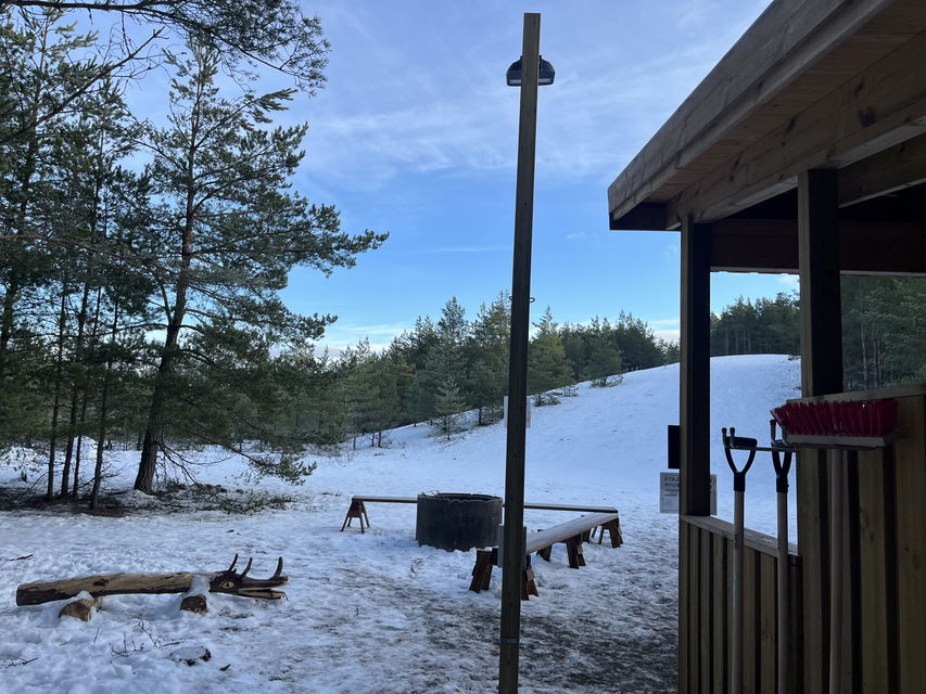 Vindskydd, grillplats, pulkabacke