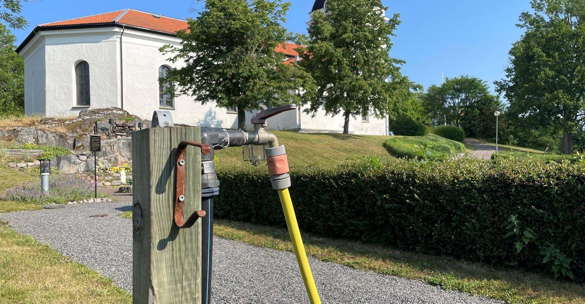 Gryt kyrkogård, vatten