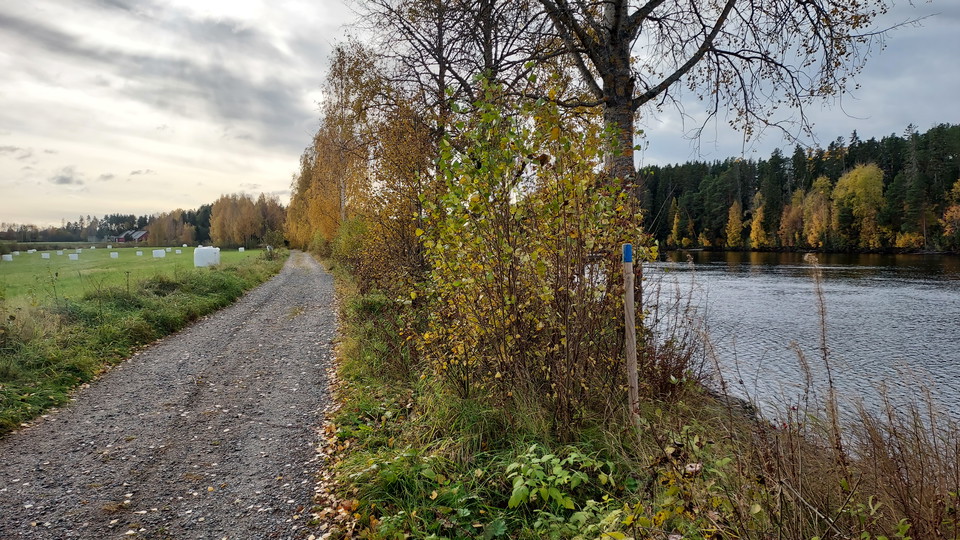 Sannaleden går längs vägen Sannahia intill Ljusnan i början.