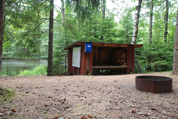 Vindskydd/lägerplats, Ågård