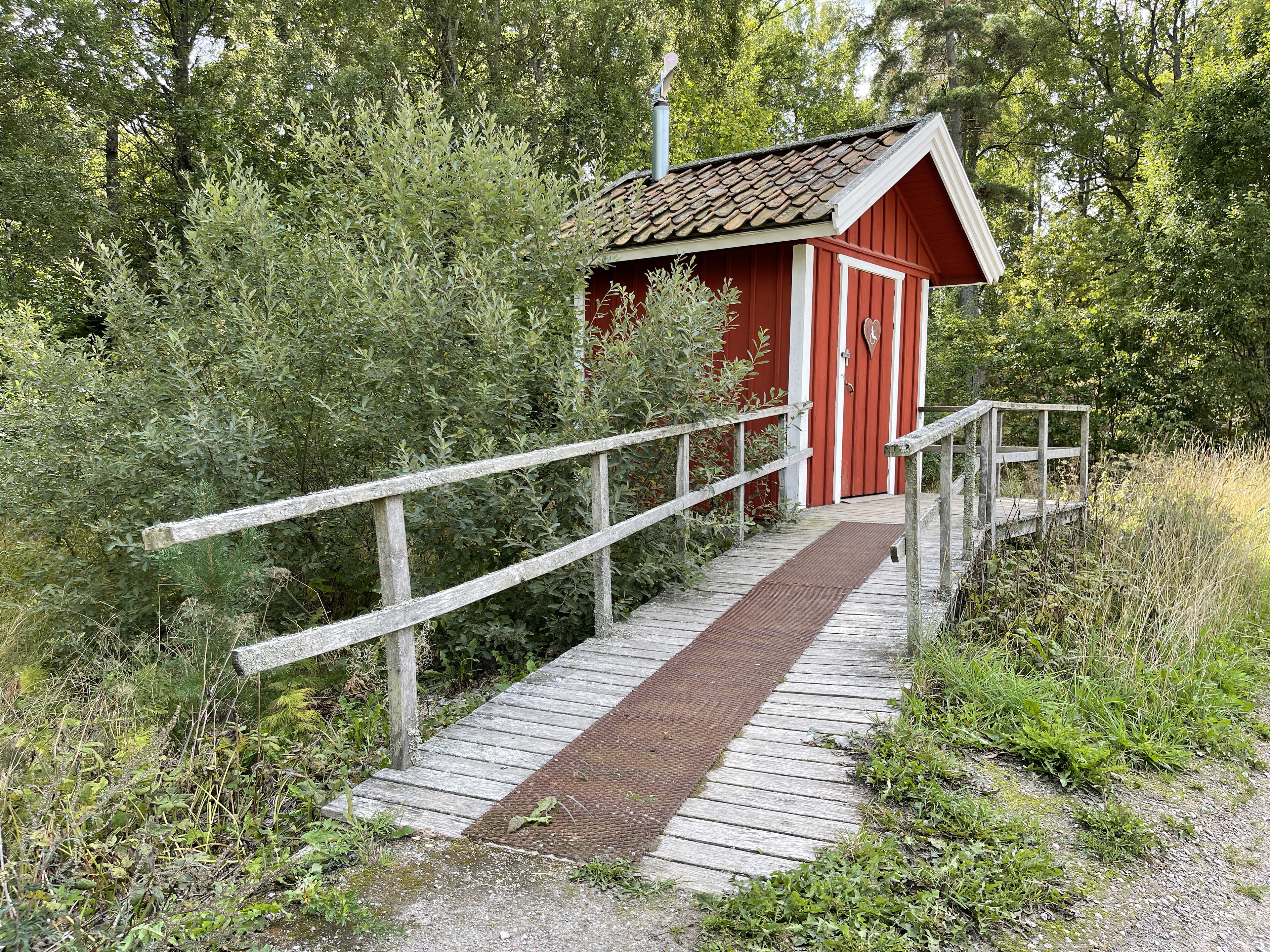 Torrtoalett vid Ekängs rastplats.