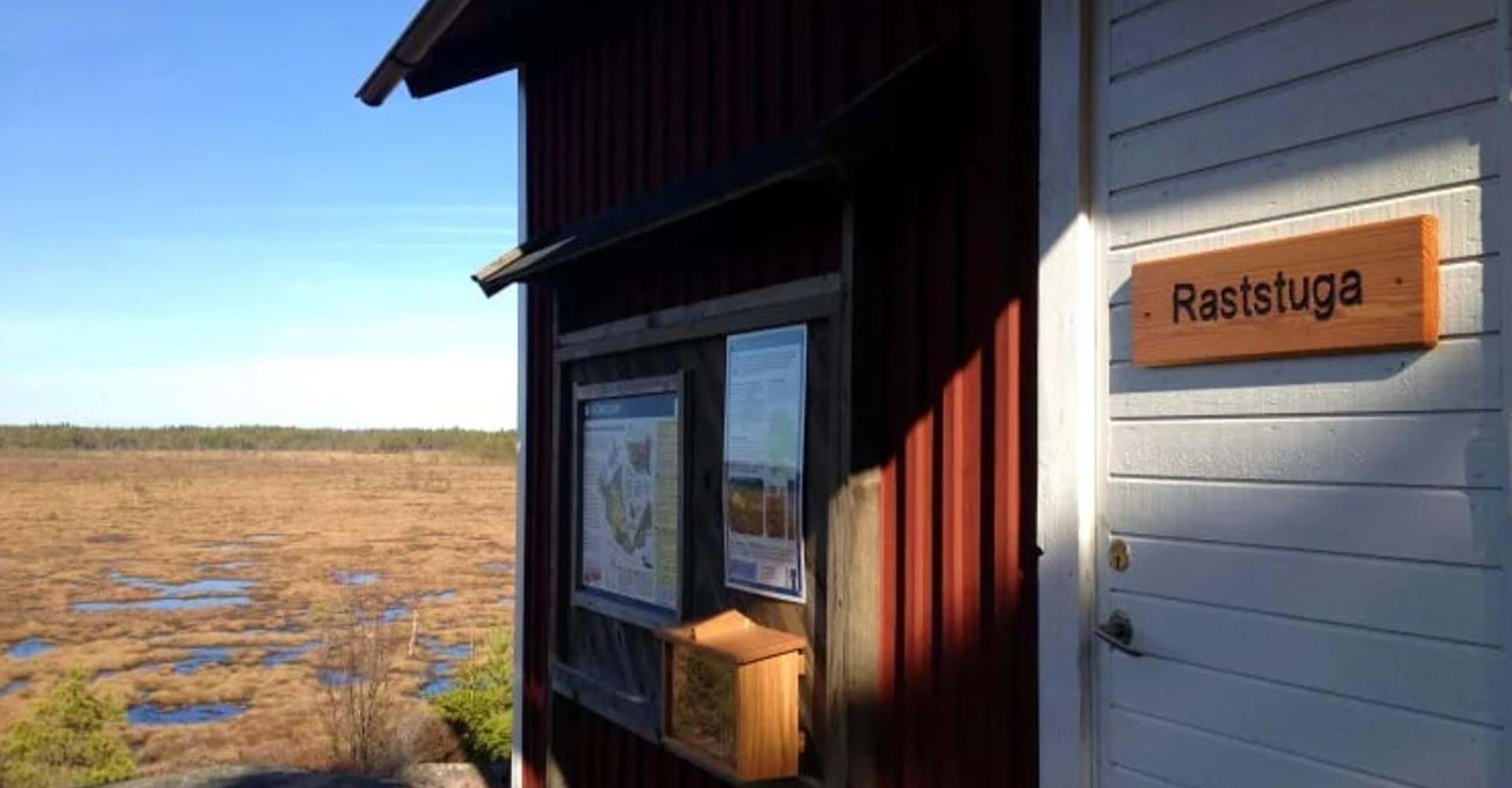 Bergön med raststuga, eldplats och toalett