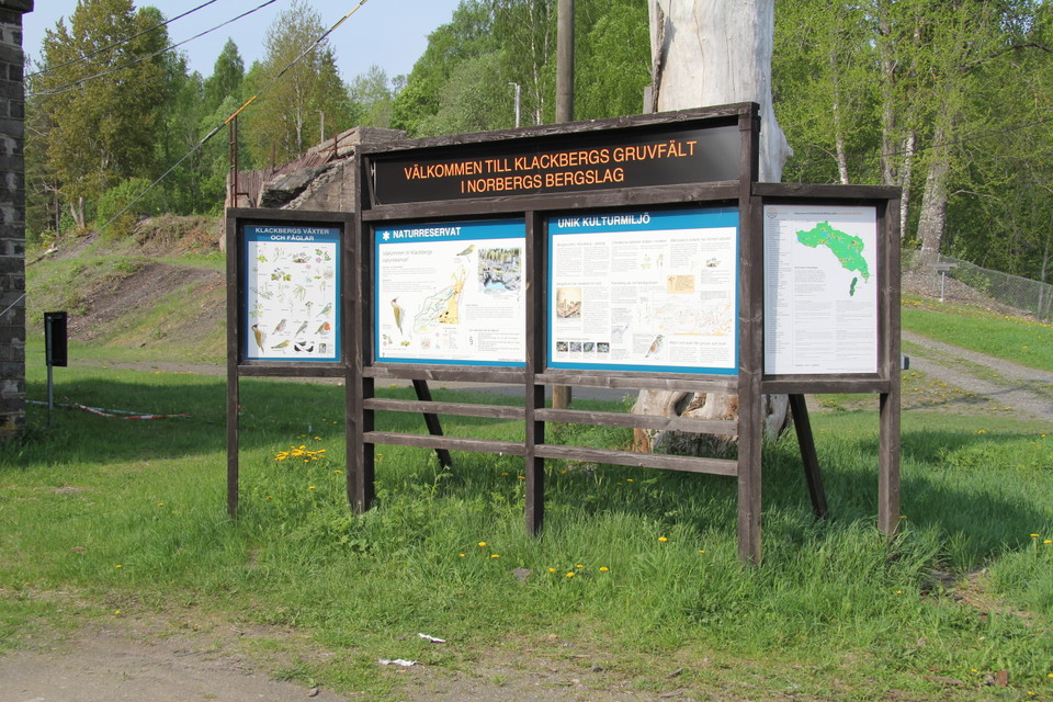 En stor informationstavla över naturreservatet.