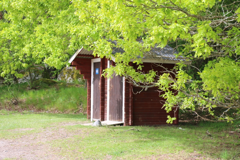 Två toaletter, den ena är handikappanpassad.