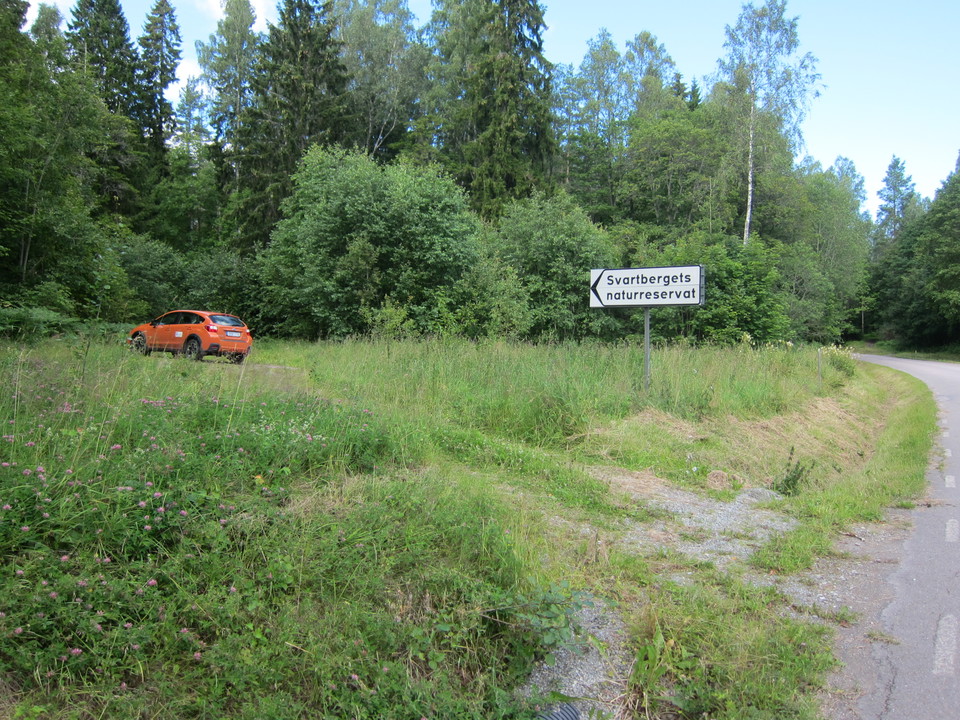 Bil parkerad vid naturreservatet.