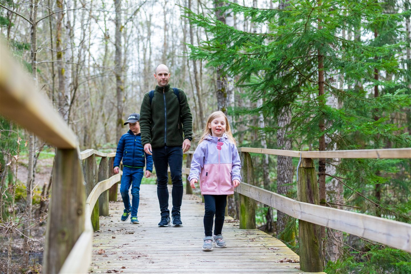 Familj vandrar i Carl ugglas park