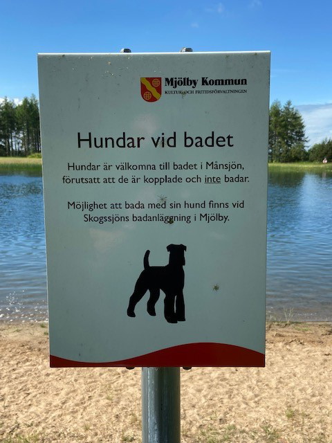 Informationsskylt om förbud mot hundbad