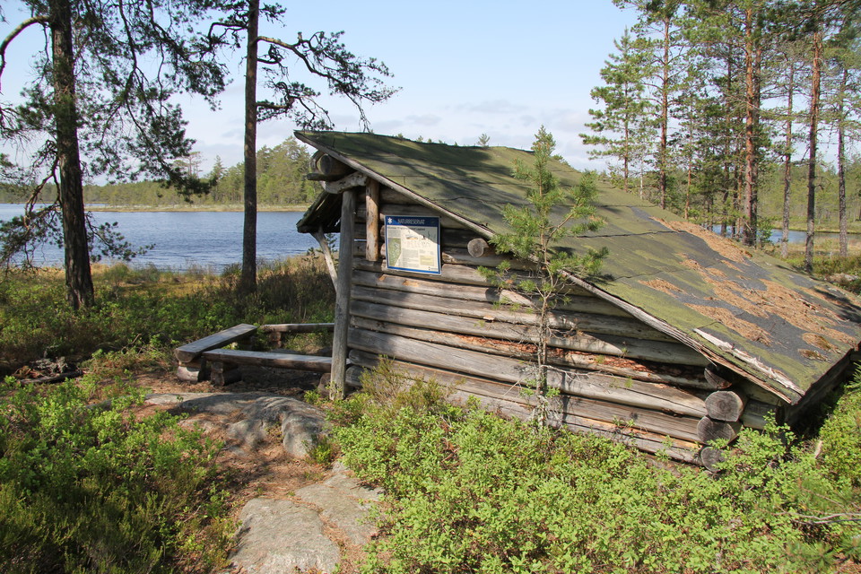 Vindskyddet med bänkar. Med vy ut mot tjärnen.