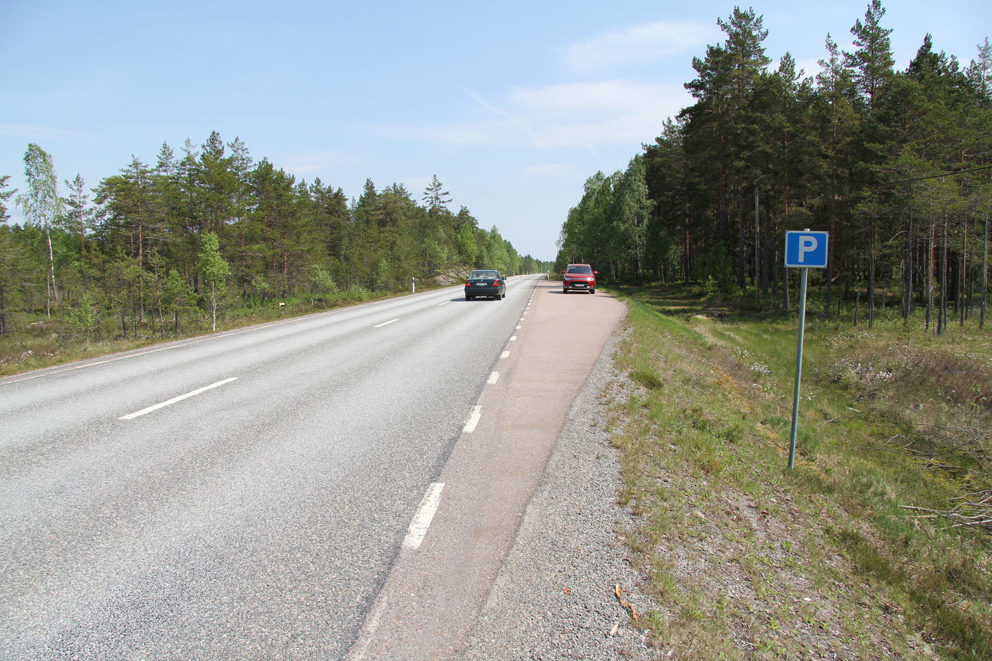 Parkering invid landsvägen.