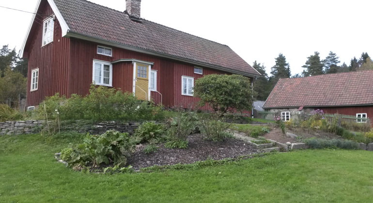 Röda byggnader.