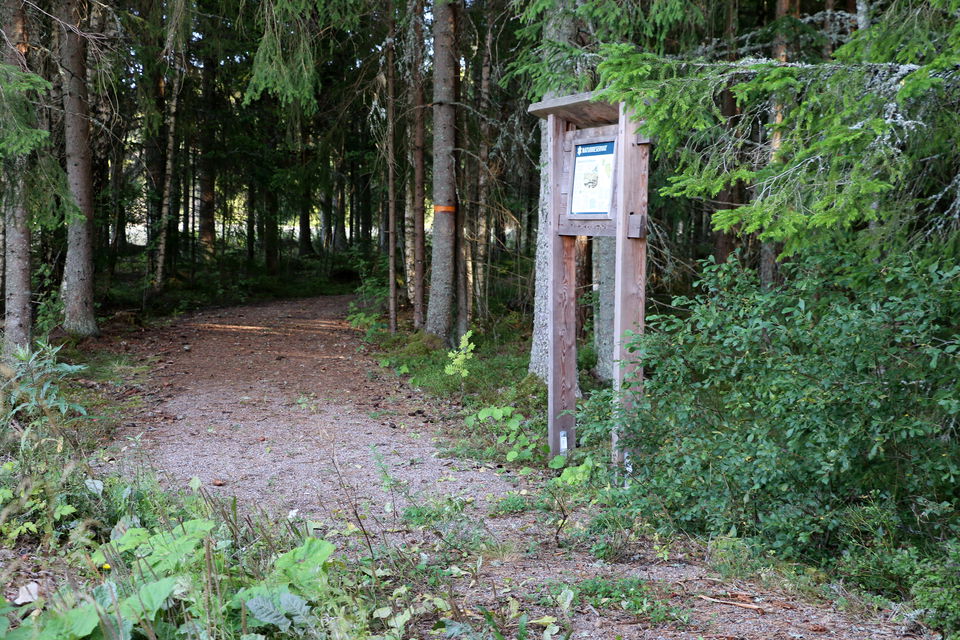 Informationstavla vid stigen som leder in i naturreservatet.