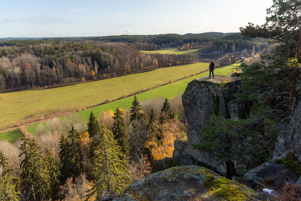 En kvinna står högt uppe på ett berg