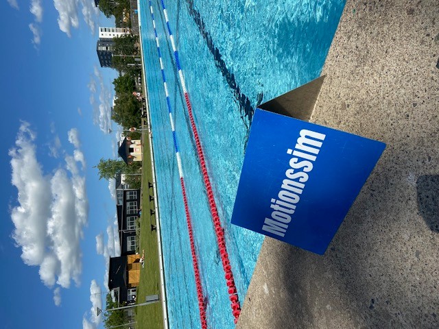 Skylt med texten motionssim vid stora bassängen